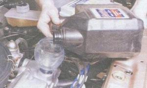 статья про проверка уровня и доливка масла в систему смазки двигателя на автомобилях ваз 2108, ваз 2109, ваз 21099