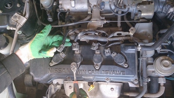 Замена прокладки клапанной крышки двигателя Nissan Sunny b15
