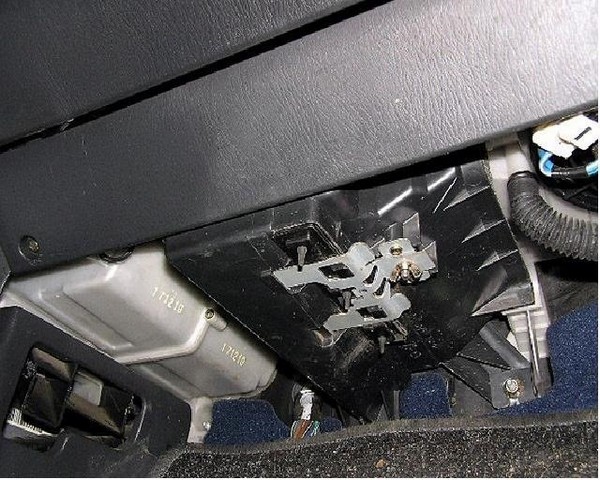 Замена салонного фильтра Mazda 626