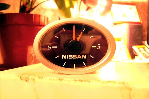 Изготовление и установка часов в салон Nissan Sunny b15