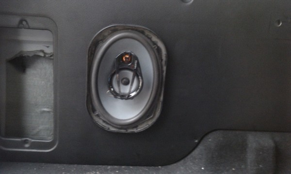  Установка задних колонок в боковины багажника УАЗ Patriot