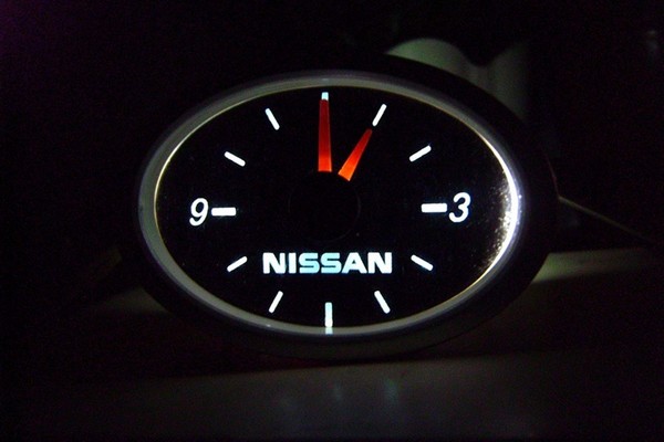 Изготовление и установка часов в салон Nissan Sunny b15