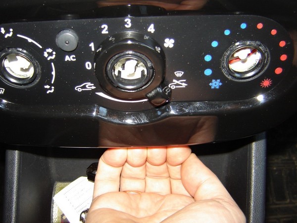 Снятие и установка центральной консоли Renault Sandero