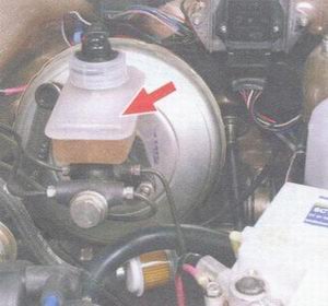 статья про проверка уровня и доливка тормозной жидкости на автомобиле ваз 2108, ваз 2109, ваз 21099