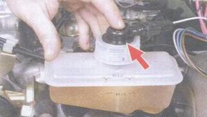 статья про проверка уровня и доливка тормозной жидкости на автомобиле ваз 2108, ваз 2109, ваз 21099