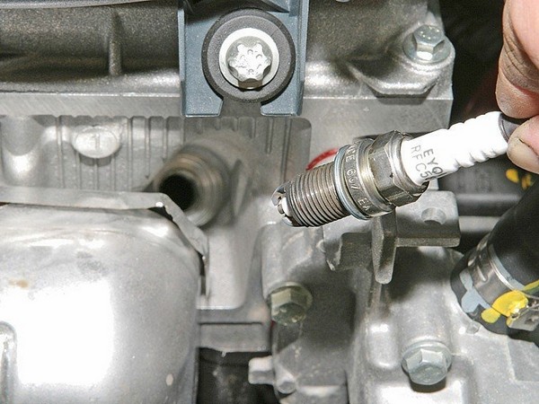 Замена свечей зажигания в 8-клапанном двигателе Renault Sandero