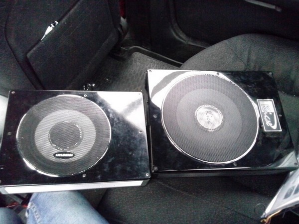 Скромное аудио и сабвуферы под сиденья Hyundai Sonata ef