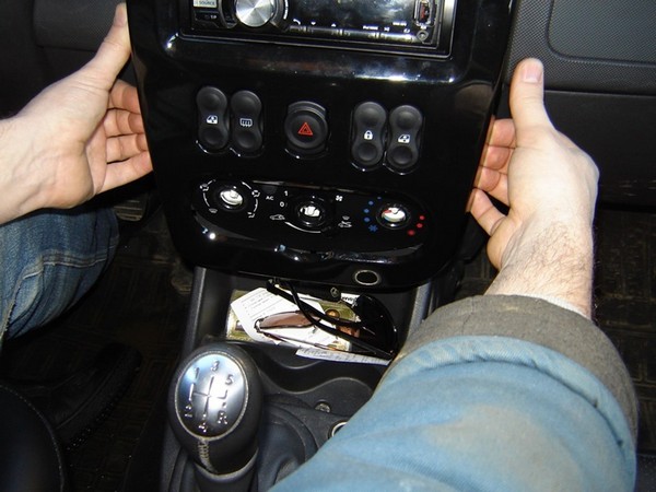 Снятие и установка центральной консоли Renault Sandero