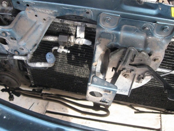 Установка конденсатора кондиционера Mazda 626