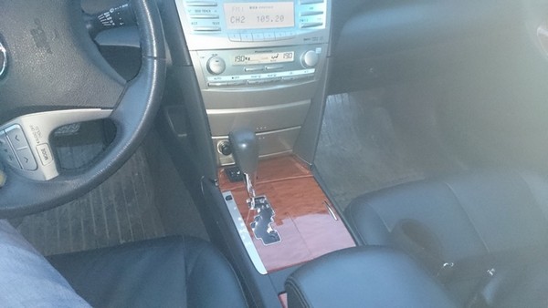 Подсветка ног водителя в салоне Toyota Camry ACV40