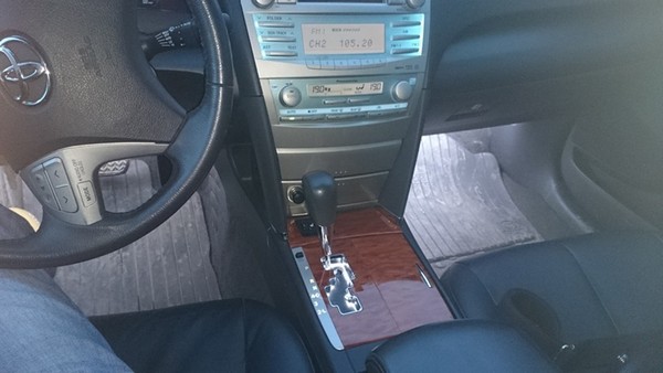 Подсветка ног водителя в салоне Toyota Camry ACV40