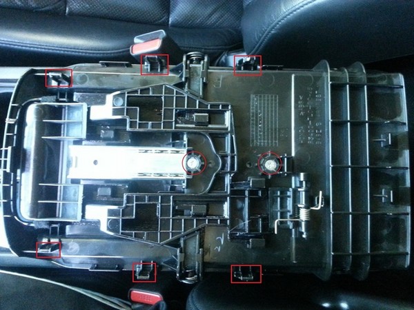 Устранение скрипов передних сидений и люфта подлокотника в Honda Accord 7