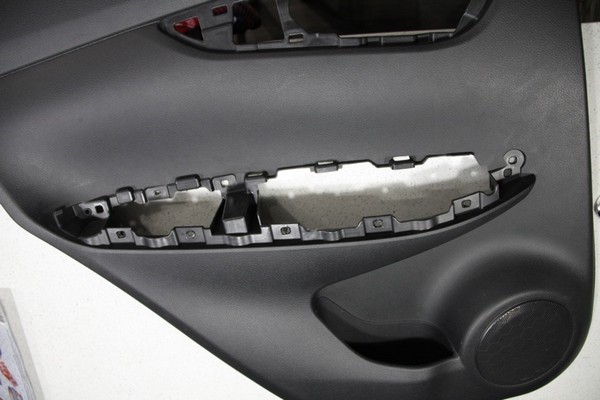 Перетяжка кожей подлокотников на обшивках дверей Nissan Qashqai