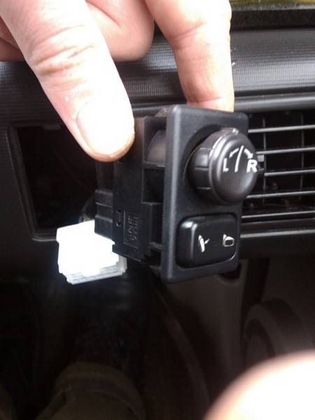 Подсветка кнопки корректора фар и регулировки зеркал в Nissan X-Trail