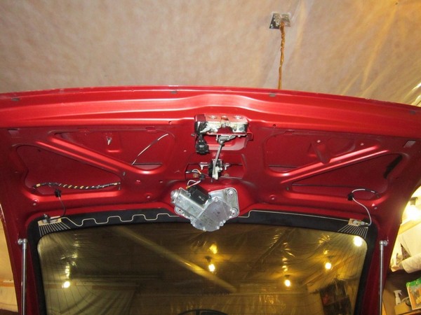 Установка активатора для блокировки/разблокировки замка багажника на Ладу Калину хэтчбек