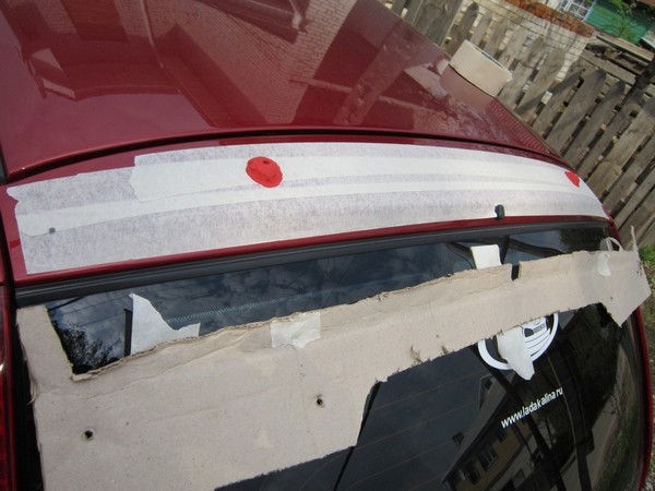 Наклеиваем небольшое количество пластилина на те места, где примерно должны находится отверстия под спойлер