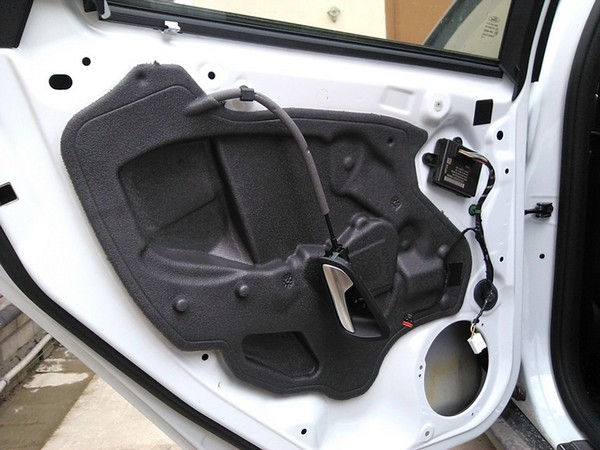 Установка центрального динамика и задних твиттеров Ford Focus 3