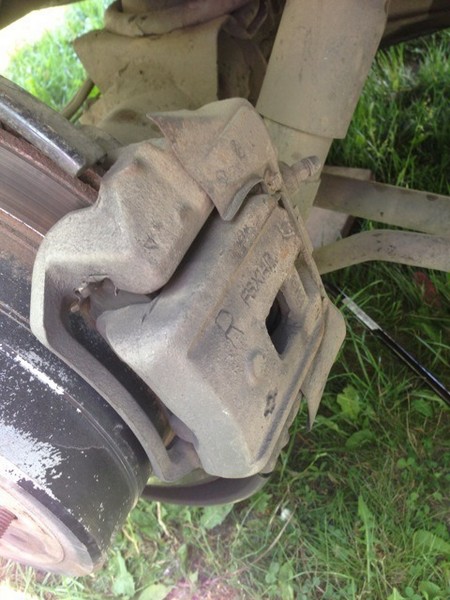 Замена заднего тормозного цилиндра в сборе с суппортом на Toyota Land Cruiser 100