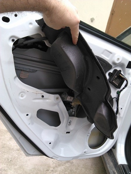 Установка центрального динамика и задних твиттеров Ford Focus 3