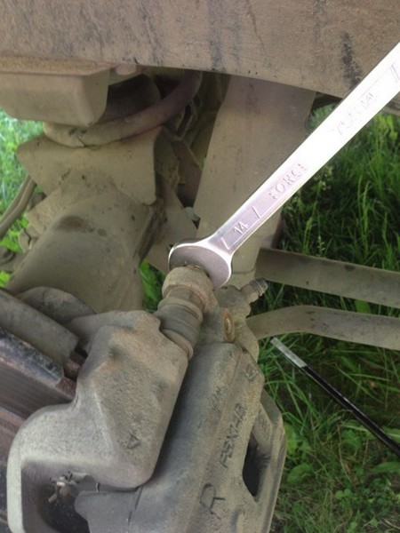 Откручиваем направляющий штифт суппорта Toyota Land Cruiser 100  ключом на 14