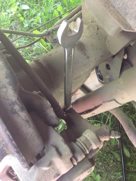 откручиваем тормозной шланг на Toyota Land Cruiser 100