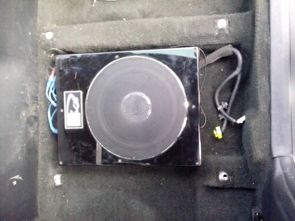 Скромное аудио и сабвуферы под сиденья Hyundai Sonata ef