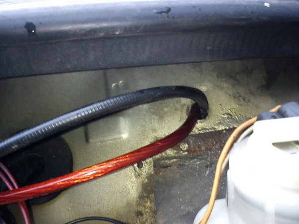 Подключение сабвуфера ALPINE, усилителя и конденсатора (накопителя)