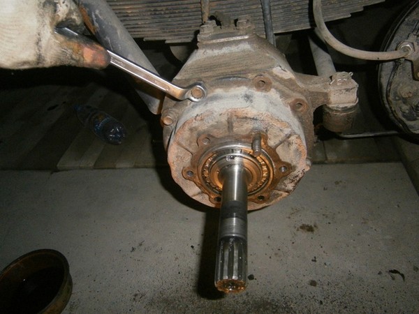 Ремонт правого поворотного кулака военного моста УАЗ 3303