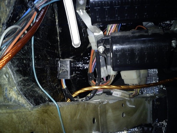 Подключение сабвуфера ALPINE, усилителя и конденсатора (накопителя)