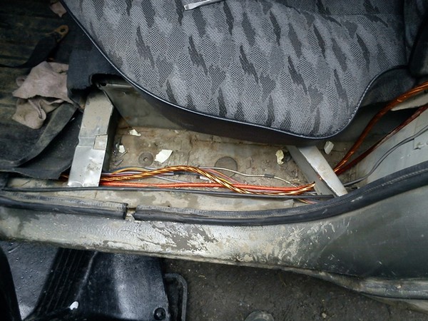 Подключение сабвуфера ALPINE, усилителя и конденсатора (накопителя)