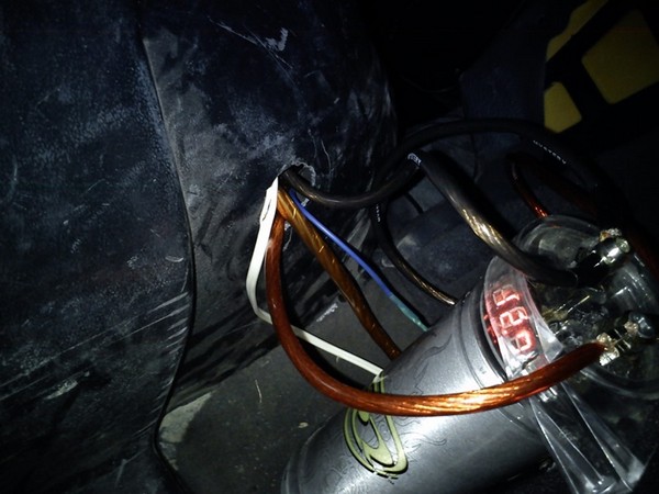 Подключение сабвуфера ALPINE, усилителя и конденсатора (накопителя)