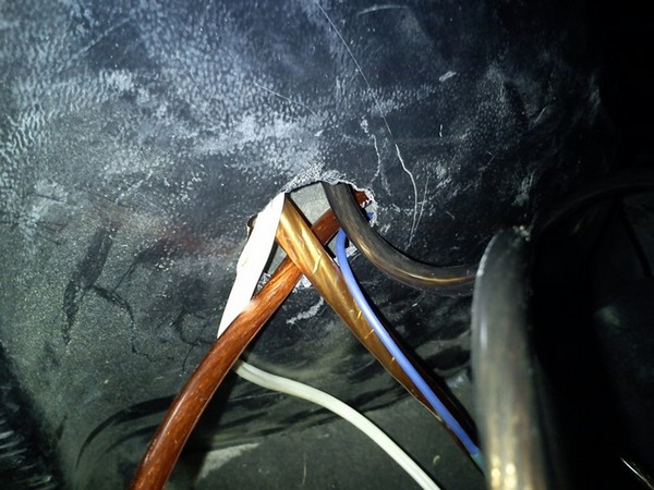 Подключение сабвуфера ALPINE, усилителя и конденсатора (накопителя)