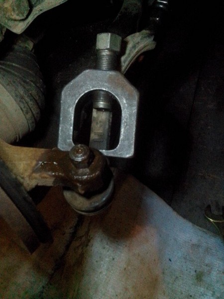 Замена рулевых наконечников Renault Sandero