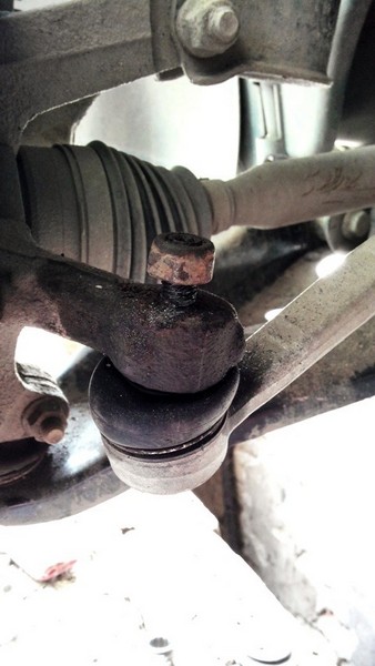 Замена левого рулевого наконечника Renault Sandero (пошаговая инструкция)